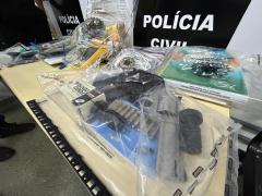 Armas de fogo, drogas e 155 mil em espécie foram apreendidos nas residências dos alvos.