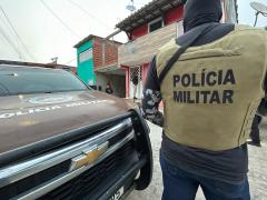 Armas de fogo, drogas e 155 mil em espécie foram apreendidos nas residências dos alvos.