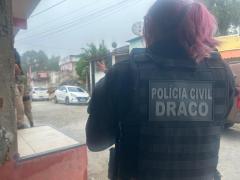 Armas de fogo, drogas e 155 mil em espécie foram apreendidos nas residências dos alvos.