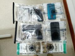 Dois homens foram presos, e armas, munições e celulares foram apreendidos