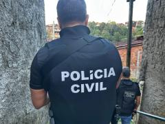 O suspeito ameaçou a vítima e cometeu o crime dentro da residência da mulher