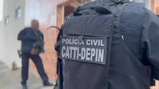 Uma espingarda, munições e porções de maconha foram apreendidas