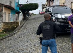 Apuração indica que um adolescente de 14 anos foi ferido a tiros dentro da própria casa; pai é apontado como autor dos disparos