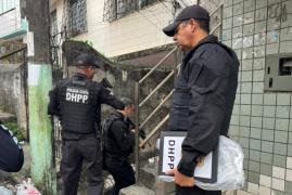 Mandados foram cumpridos em três cidades; foram apreendidos armas de grosso calibre, granada, drogas, celulares e materiais hospitalares