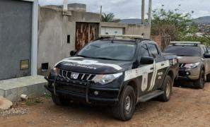 A ação integrada das Polícias Civil e Militar resulta na prisão de dois alvos, incluindo a liderança local do grupo criminoso