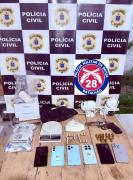 Um revólver calibre 38, munições e porções de drogas foram apreendidos com os suspeitos. 