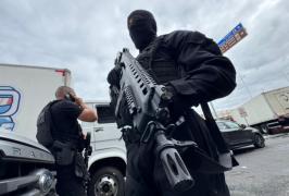 Pistola, carregador e munições foram apreendidos com o criminoso. Policiais militares e civis seguem na região