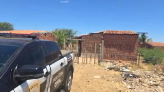 Foram apreendidas drogas, balanças de precisão e celular durante a ação