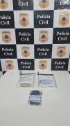 Foram apreendidas drogas, balanças de precisão e celular durante a ação
