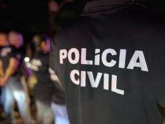Os policiais civis realizavam diligência quando flagraram o homem armado em frente à casa da ex-esposa