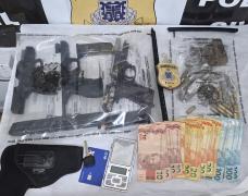 O homem tentou fugir durante o cumprimento de uma ordem judicial, mas foi alcançado e detido pelos policiais.