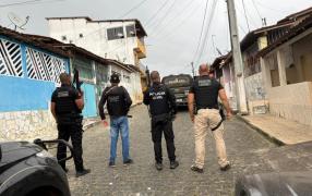 A suspeita foi encontrada durante o cumprimento de um mandado contra um homem de 51 anos, que não estava no imóvel