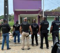 A suspeita foi encontrada durante o cumprimento de um mandado contra um homem de 51 anos, que não estava no imóvel