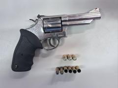 O suspeito era alvo de dois mandados e apontado como responsável por mais de uma dezena de homicídios