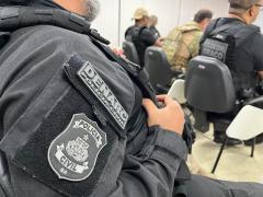 Operação coordenada pelo Denarc cumpre mandados judiciais contra integrantes do grupo de traficantes na Bahia e em mais quatro estados