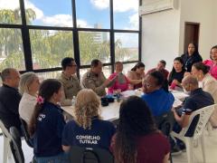 Foram discutidos novos protocolos e fluxos de atendimento para assegurar que a escuta de vítimas e testemunhas seja feita de forma humanizada e técnica, garantindo segurança e evitando a revitimização