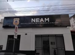 O homem invadiu a residência da mulher e despejou combustível na cama onde ela dormia com o filho do casal