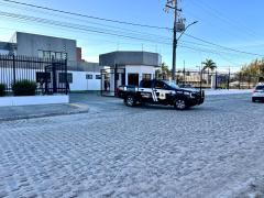 Foram cumpridos mandados de busca e apreensão em cinco municípios contra grupo empresarial do comércio varejista de armas e munições