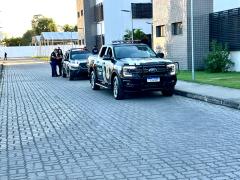 Foram cumpridos mandados de busca e apreensão em cinco municípios contra grupo empresarial do comércio varejista de armas e munições