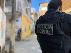 O veículo havia sido subtraído no dia anterior; um casal foi preso em flagrante pelo crime