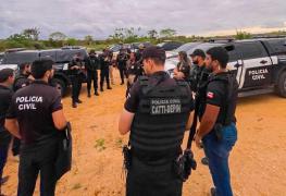 A ação cumpriu mandados judiciais e recolheu drogas, arma de fogo e celulares para análise pericial