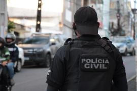 O suspeito utilizou um simulacro de pistola para a prática criminal