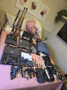 Ação apreende armas, dinheiro e munições em ações simultâneas em sete cidades baianas e em Montes Claros, Itaipé e Goiânia