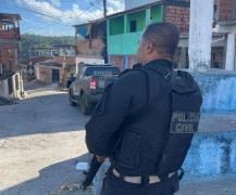 Até o momento, três pessoas foram presas e foram apreendidos fuzis, submetralhadoras, granada e munições