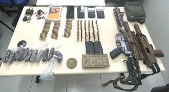 Até o momento, três pessoas foram presas e foram apreendidos fuzis, submetralhadoras, granada e munições