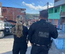 Até o momento, três pessoas foram presas e foram apreendidos fuzis, submetralhadoras, granada e munições