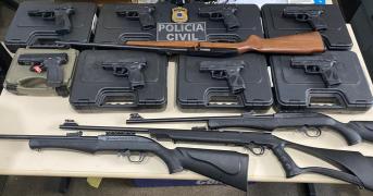 Na ação, dezenove mandados de busca foram cumpridos, além de prisões em cinco cidades e da desarticulação de um esquema interestadual de munições