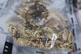 Foram apreendidos dois fuzis, drogas, aparelhos eletrônicos, e a Justiça bloqueou R$ 100 milhões dos investigados