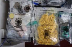 Foram apreendidos dois fuzis, drogas, aparelhos eletrônicos, e a Justiça bloqueou R$ 100 milhões dos investigados