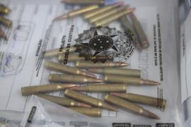 Foram apreendidos dois fuzis, drogas, aparelhos eletrônicos, e a Justiça bloqueou R$ 100 milhões dos investigados