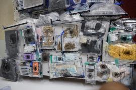 Foram apreendidos dois fuzis, drogas, aparelhos eletrônicos, e a Justiça bloqueou R$ 100 milhões dos investigados