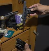 Os itens foram localizados no interior de um cofre 