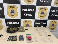 Porções de maconha foram apreendidas no imóvel da suspeita