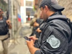 O autor tentou usar um dos funcionários do estabelecimento como refém, porém foi contido pelos policiais