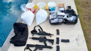 Operação apreende cerca de 50 quilos de cocaína, fuzis e equipamentos do tráfico em Arembepe. O suspeito foi capturado em Campinas