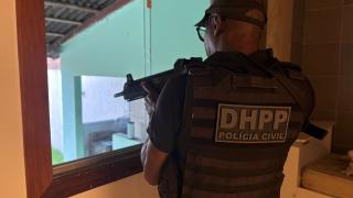 Operação apreende cerca de 50 quilos de cocaína, fuzis e equipamentos do tráfico em Arembepe. O suspeito foi capturado em Campinas