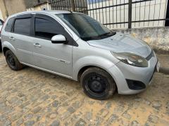 Ação conjunta das polícias Civil e Militar localizou o automóvel que estava sendo desmontado