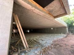 Engenheiros da Coordenação Executiva de Infraestrutura da Rede Física (Ceirf) acompanham a execução e fases da construção. 