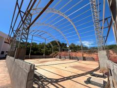 Engenheiros da Coordenação Executiva de Infraestrutura da Rede Física (Ceirf) acompanham a execução e fases da construção. 