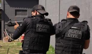 A ação conjunta das polícias Civil e Militar apreendeu drogas embaladas para venda e armamentog