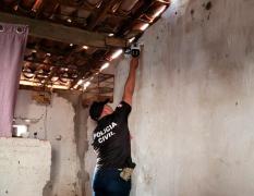 A ação cumpre mandados judiciais, remove câmeras ilegais e resulta em prisão em flagrante