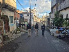 Os alvos foram localizados no bairro de São Cristóvão; um deles fez familiares reféns durante o cumprimento do mandado