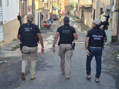 Os alvos foram localizados no bairro de São Cristóvão; um deles fez familiares reféns durante o cumprimento do mandado