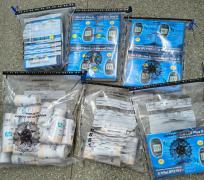 Diversos materiais foram apreendidos, incluindo luvas, máscaras, esparadrapos, monitores de glicemia e tiras reagentes