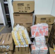 Diversos materiais foram apreendidos, incluindo luvas, máscaras, esparadrapos, monitores de glicemia e tiras reagentes