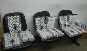 Diversos materiais foram apreendidos, incluindo luvas, máscaras, esparadrapos, monitores de glicemia e tiras reagentes